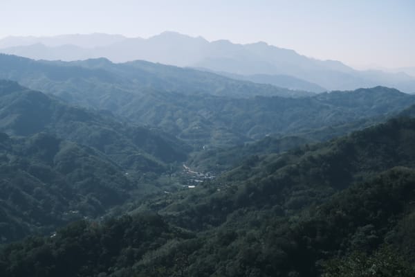 五寮尖｜攀過拉繩斷崖，走進被時間留下的煤礦遺址